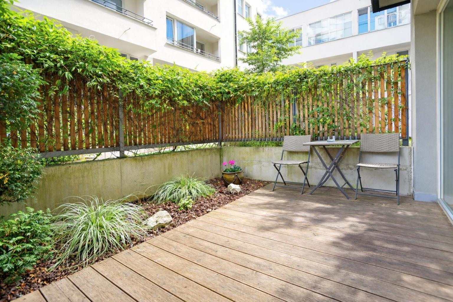 Quiet Courtyard And Parking — Photos 2